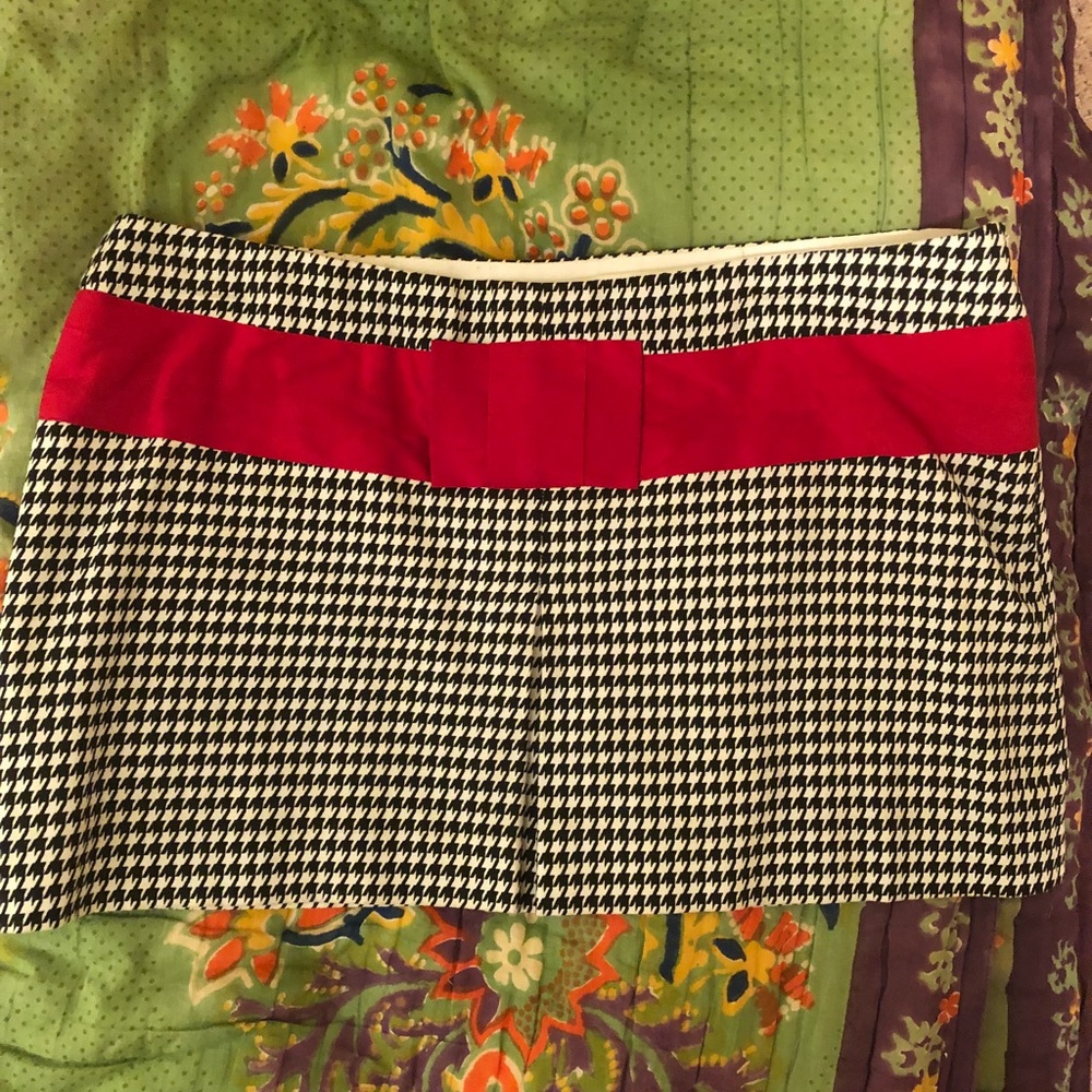 SOLD* Leona Houndstooth skirt. Sz 12.